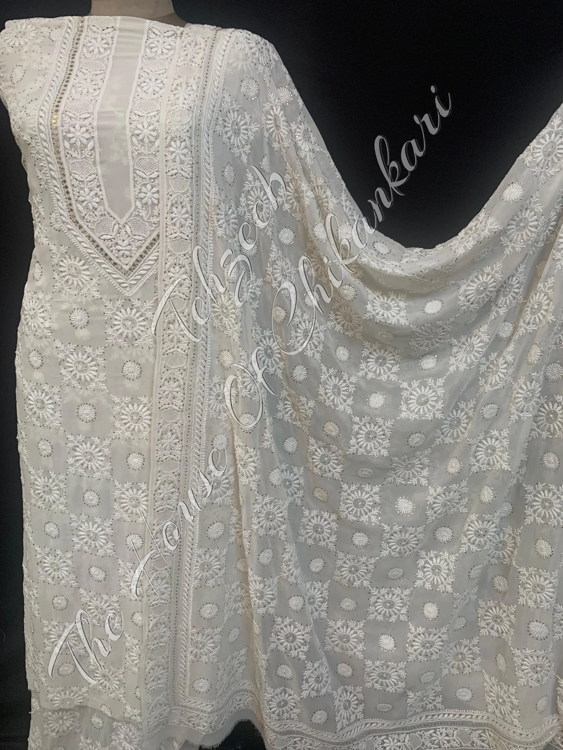 Luxury Ek Taar Lucknowi Chikankari Suit, detail 3