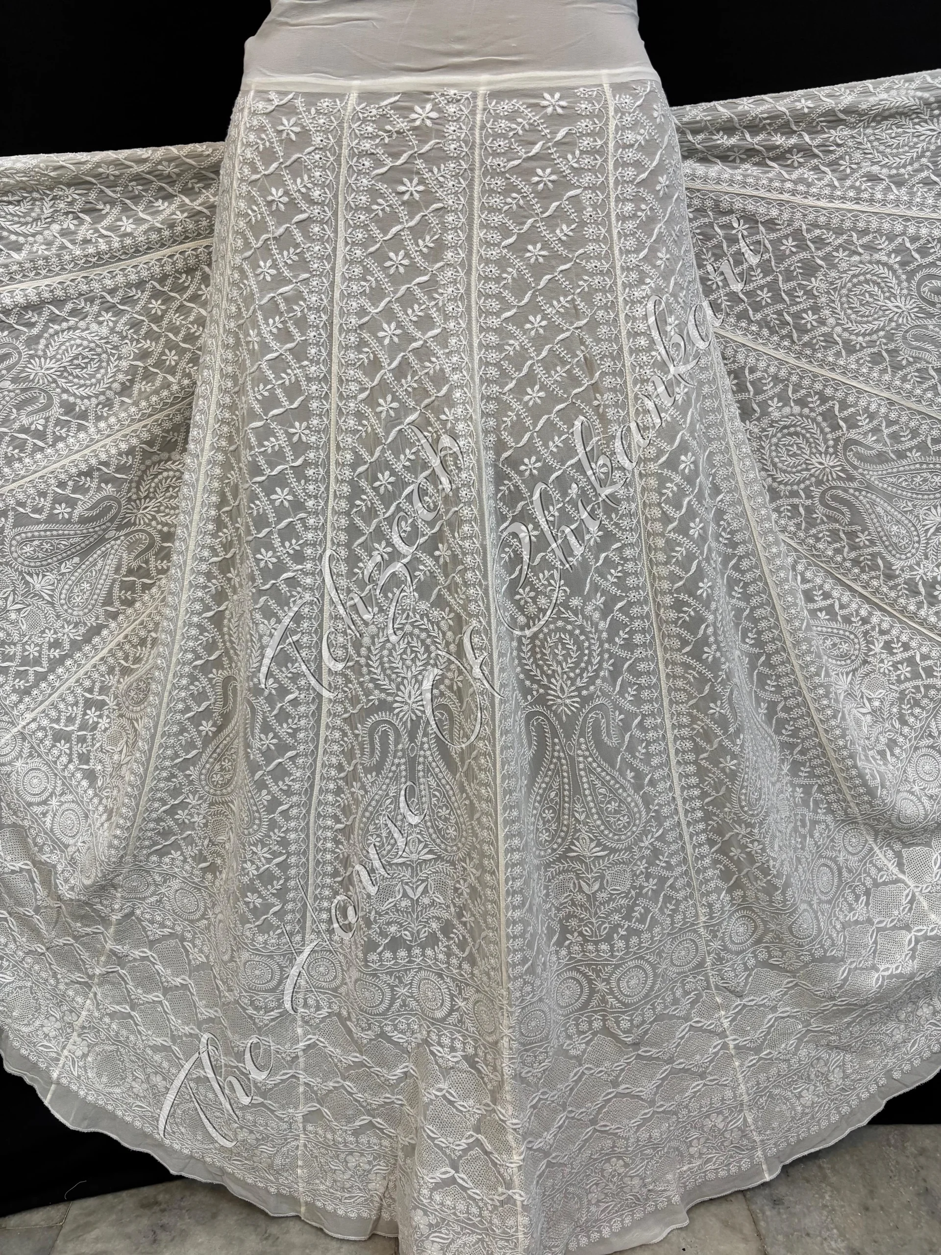Mughal Nakkashi Ek Taar Haath Jaali Lucknowi Chikankari Lehenga, detail 3